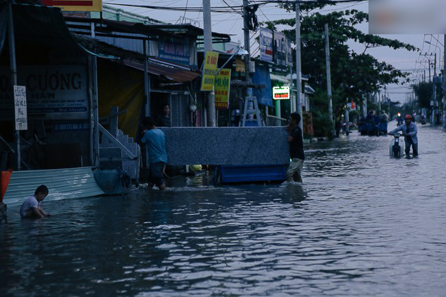 Triều cường đạt đỉnh ở Sài Gòn, trẻ em thích thú bơi lội khi đường biến thành sông
